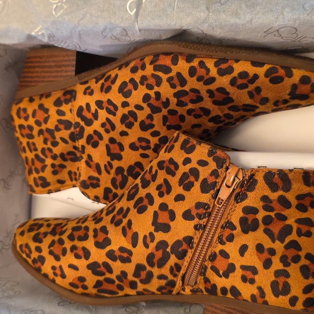 New In Box Refresh Tan Leopard Ankle Booties Size 9 (Narrow And Size 8 Fit)